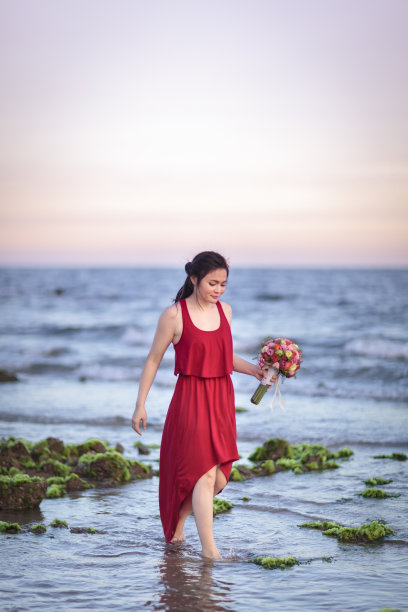 在海上行走的女孩图片下载