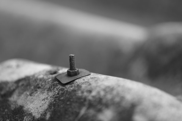 黑色和白色的旧脏瓦屋顶在泰国的乡村图片下载