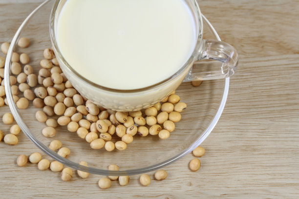 大豆和豆浆木制背景，健康食品。图片下载