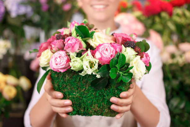 在花店工作的女人图片下载