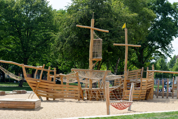 海盗船在冒险游乐场图片下载