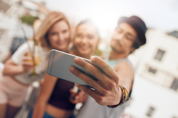 在屋顶派对上自拍图片下载