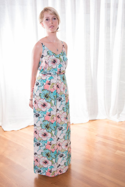 肖像迷人的年轻女子在夏天的裙子图片下载