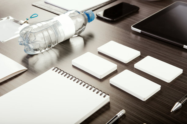 木材背景上的物体图片下载