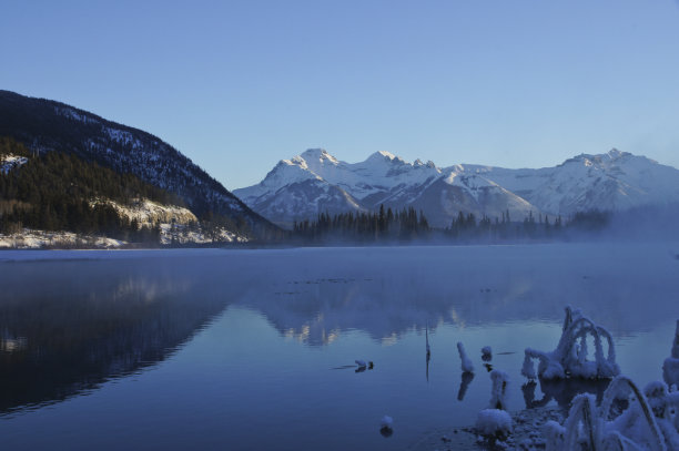 落基山脉班夫朱砂湖上的日出图片下载
