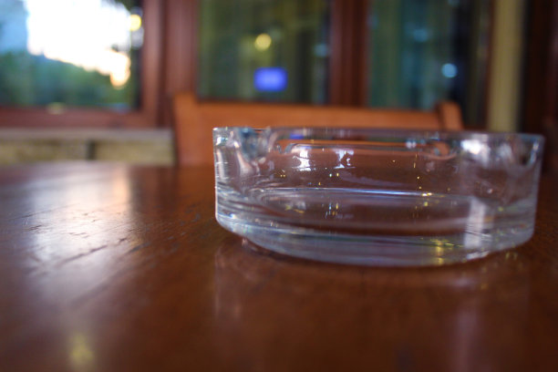 烟灰缸放在木桌上图片下载