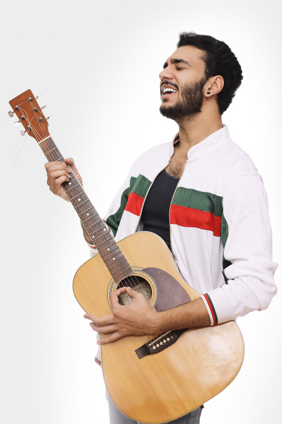 年轻人弹吉他，在白色上唱着孤独的歌曲图片下载