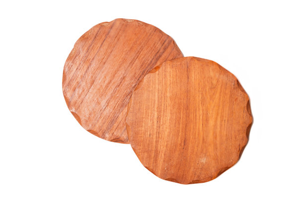 木制的杯垫孤立在白色的背景图片下载