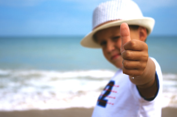 海滩上有趣的男孩图片下载