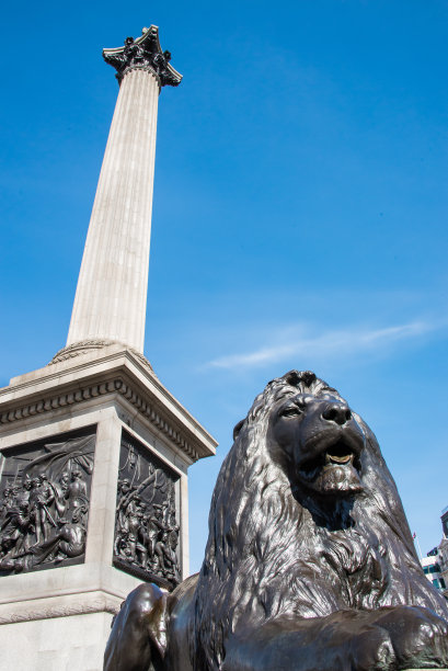 守护纳尔逊圆柱的青铜狮图片下载