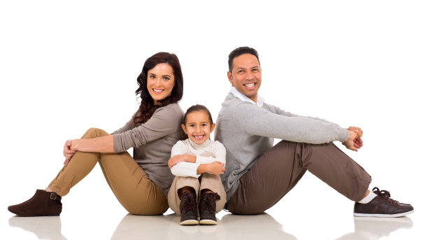 家人坐在地板上图片下载