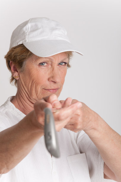 拥有高尔夫球杆的高级女性图片下载