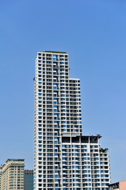 摧毁蓝天中的建筑图片下载