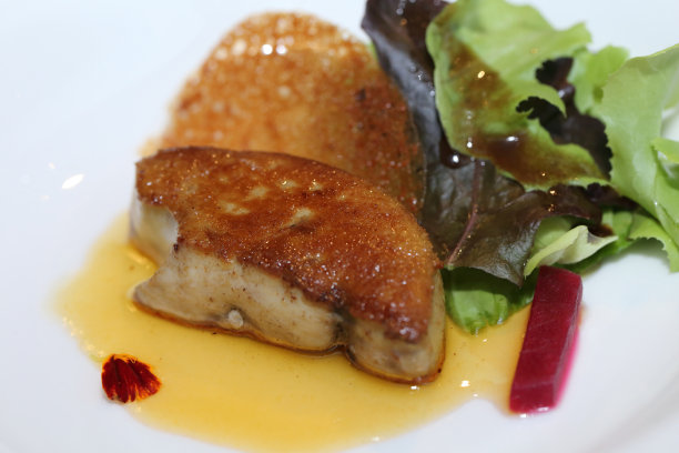 鹅肝酱和果酱在盘子里图片下载