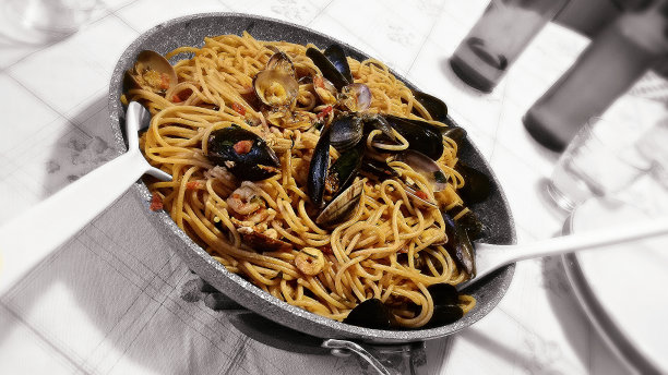 大虾、贻贝和蛤蜊意大利面图片下载