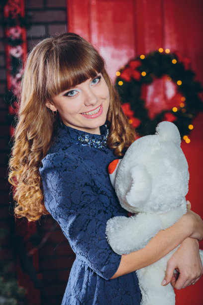 女孩抱着玩具图片下载