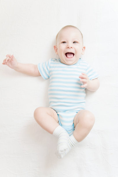 白色背景上快乐男婴的肖像图片下载