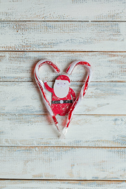 圣诞老人小雕像和拐杖糖图片下载