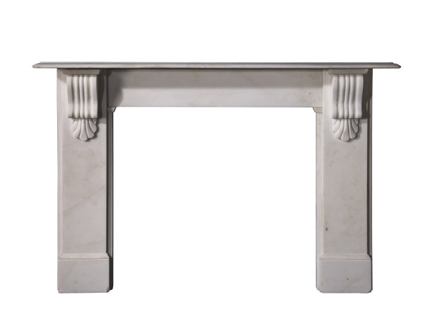 壁炉周围雕刻的白色大理石孤立图片下载