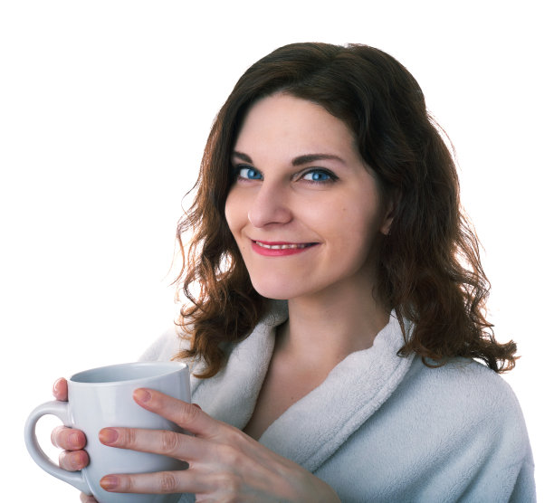 年轻女子在浴衣在白色孤立的背景图片下载