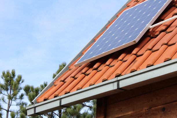 屋顶上的太阳能电池板图片下载