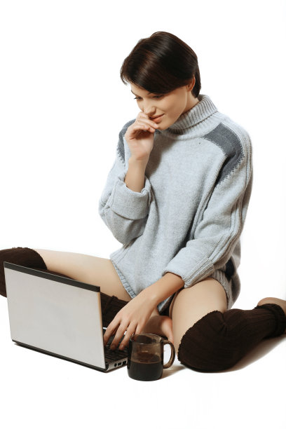 拿着笔记本和一杯咖啡的漂亮女孩图片下载