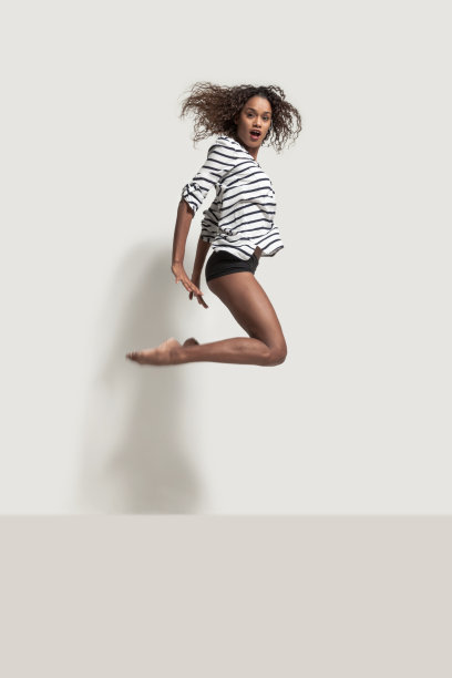 一位年轻的巴西舞者的表演图片下载