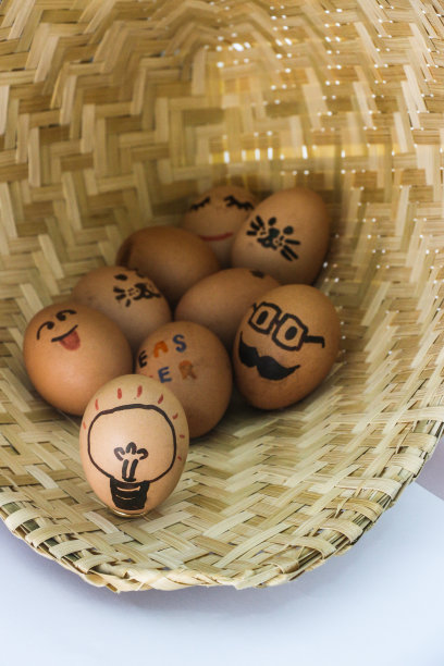 有趣的复活节彩蛋，在篮子上画彩蛋图片下载