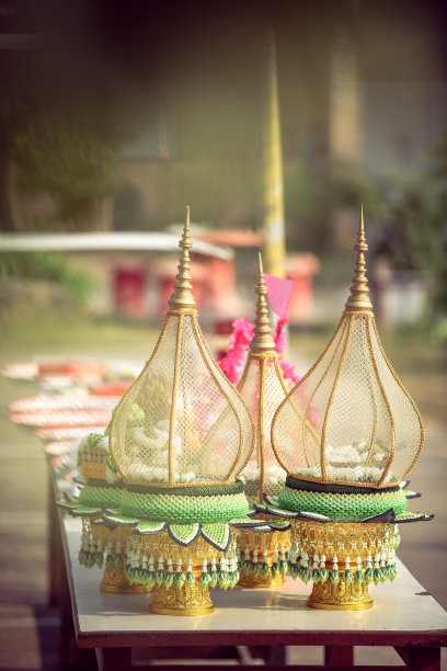 订婚仪式上送给新娘的一盘礼物图片下载