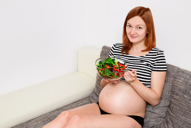 孕妇端着一碗蔬菜图片下载