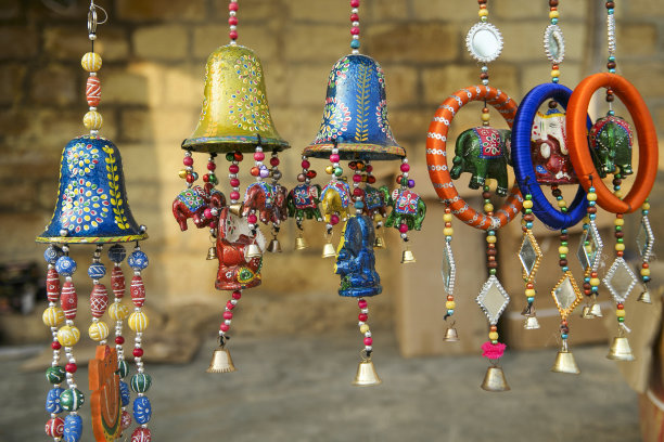 街头小贩叫卖印度传统风铃。图片下载