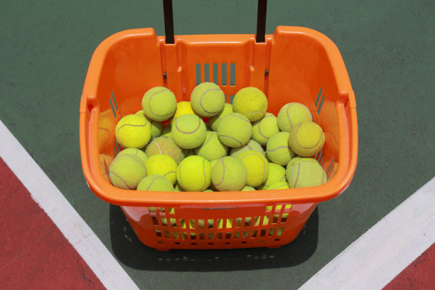 球场上的网球图片下载