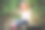 小女孩坐在森林里的长凳上图片下载