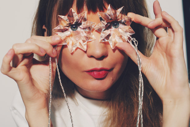 年轻女子的特写肖像。图片下载