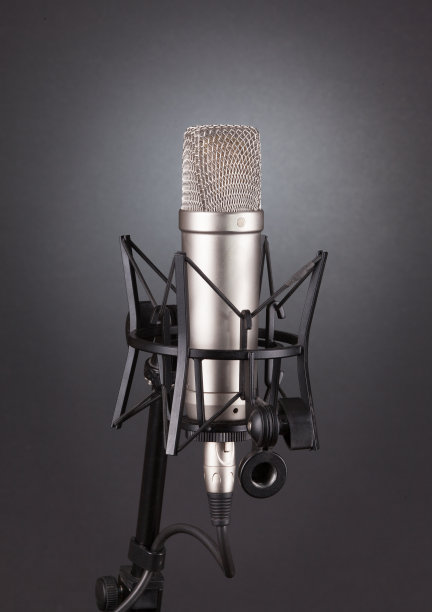 黑色背景的演播室麦克风图片下载
