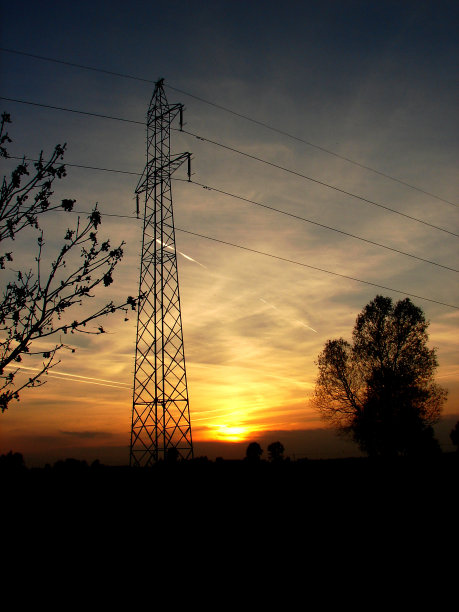 日落时分的尖塔图片下载