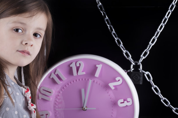 孩子，女孩，监视器用链条锁紧，时钟图片下载
