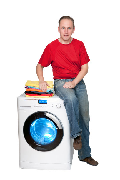 有新洗衣机的快乐男人图片下载