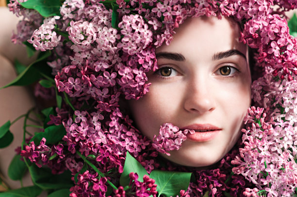 穿紫丁香花的女孩的脸图片下载