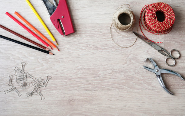 木桌上各种物体的正上方图片下载