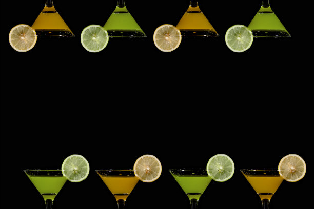 黑色背景和几杯橙汁图片下载