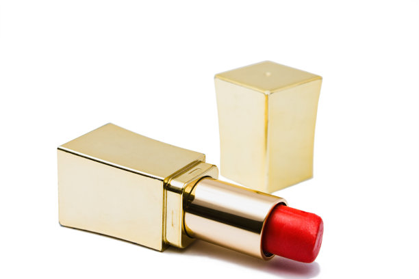 金色管红色唇膏孤立在红色背景图片下载