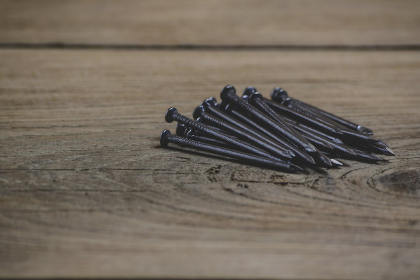 木头背景上的木工钉子图片下载