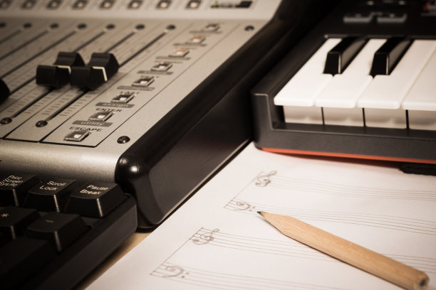 铅笔上空白乐谱，录音室混音器，钢琴和键盘图片下载