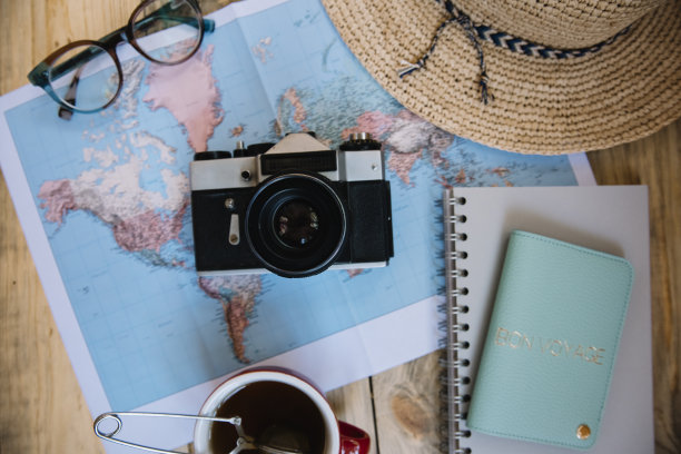 准备旅行的必需品。图片下载