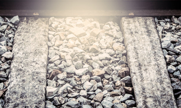 旧枕木在铁路轨道上的老式过滤器图片下载