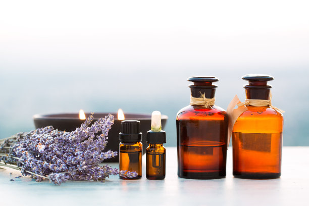 瓶中的Spa油与薰衣草图片下载