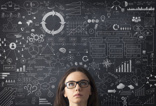 黑板上的女商人概念图片下载