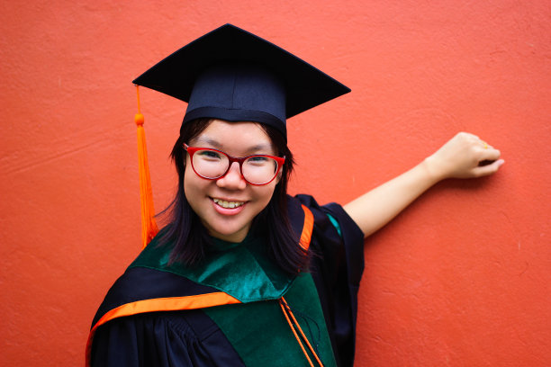 面带骄傲的亚洲女毕业生图片下载