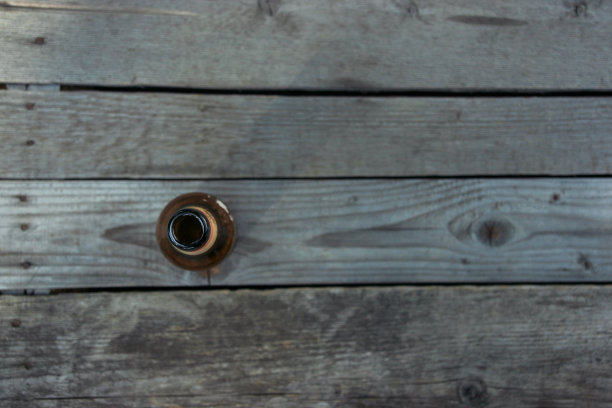 木制背景上的啤酒瓶图片下载